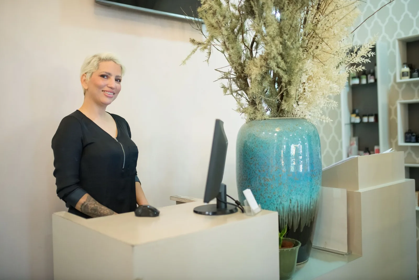 Norsk bedriftseier med kaffe, åpen for en uforpliktende prat