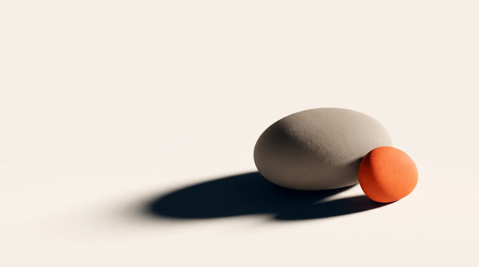 En stor grå stein og en mindre oransje stein som balanserer ved siden av hverandre