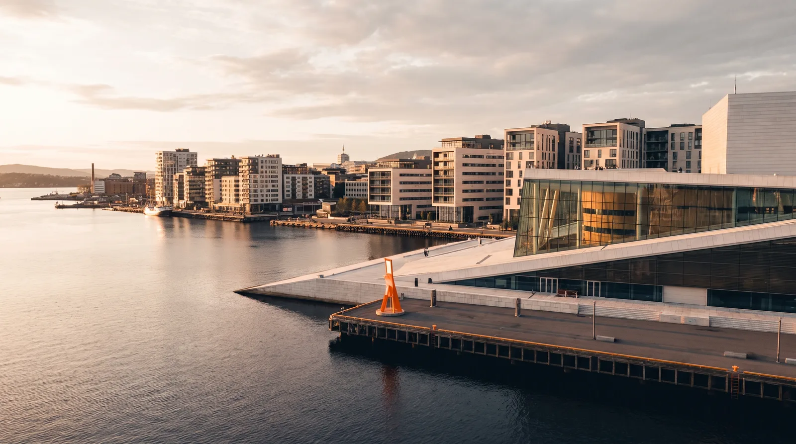 Oslo sett fra fjorden i gyllent kveldslys